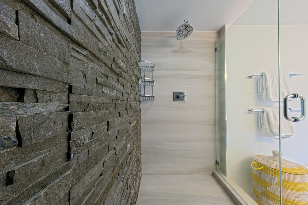 Idées déco pour une grande salle de bain moderne avec un placard à porte plane, des portes de placard grises, WC à poser, un carrelage gris, des dalles de pierre, un mur blanc, parquet clair et un lavabo intégré.