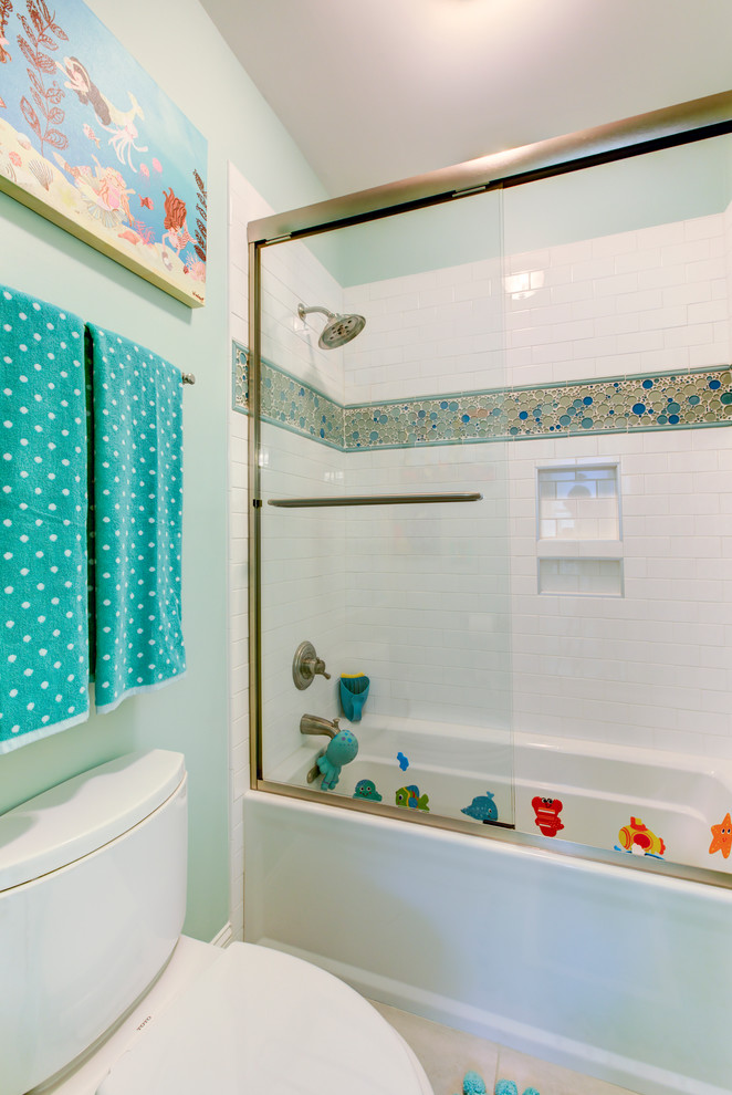 Exempel på ett mellanstort eklektiskt badrum med dusch, med luckor med upphöjd panel, skåp i mörkt trä, ett hörnbadkar, en öppen dusch, en toalettstol med hel cisternkåpa, beige kakel, brun kakel, vit kakel, stenkakel, beige väggar, mörkt trägolv, ett nedsänkt handfat, marmorbänkskiva och med dusch som är öppen