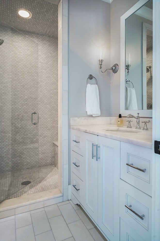 Стильный дизайн: ванная комната в классическом стиле с фасадами с утопленной филенкой, синими фасадами, открытым душем, белой плиткой, керамогранитной плиткой, синими стенами, полом из керамогранита, врезной раковиной и мраморной столешницей - последний тренд