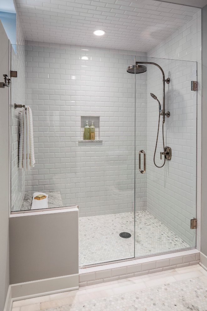 Klassisk inredning av ett stort badrum med dusch, med luckor med infälld panel, grå skåp, en öppen dusch, en toalettstol med hel cisternkåpa, svart och vit kakel, mosaik, grå väggar, mosaikgolv, ett integrerad handfat och marmorbänkskiva