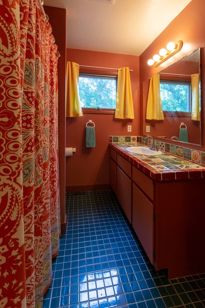 На фото: ванная комната среднего размера в стиле фьюжн с плоскими фасадами, коричневыми фасадами, ванной в нише, душем над ванной, унитазом-моноблоком, коричневыми стенами, полом из керамической плитки, накладной раковиной, зеленым полом, шторкой для ванной и разноцветной столешницей