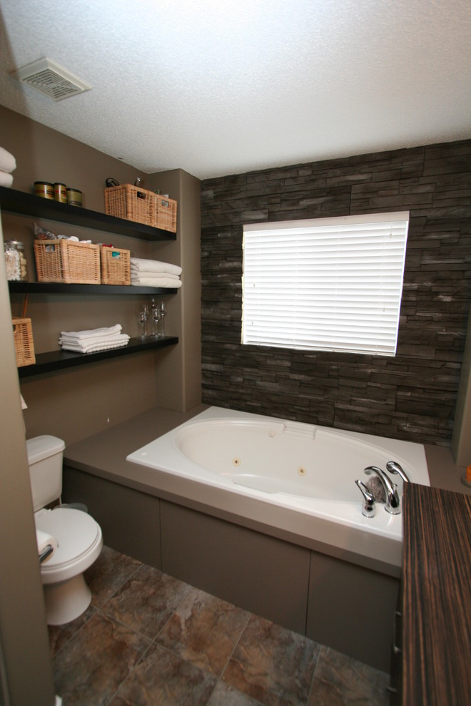 Mittelgroßes Modernes Badezimmer mit flächenbündigen Schrankfronten, dunklen Holzschränken, Waschtisch aus Holz, Badewanne in Nische, Duschbadewanne, Wandtoilette mit Spülkasten, weißen Fliesen und Porzellanfliesen in Edmonton