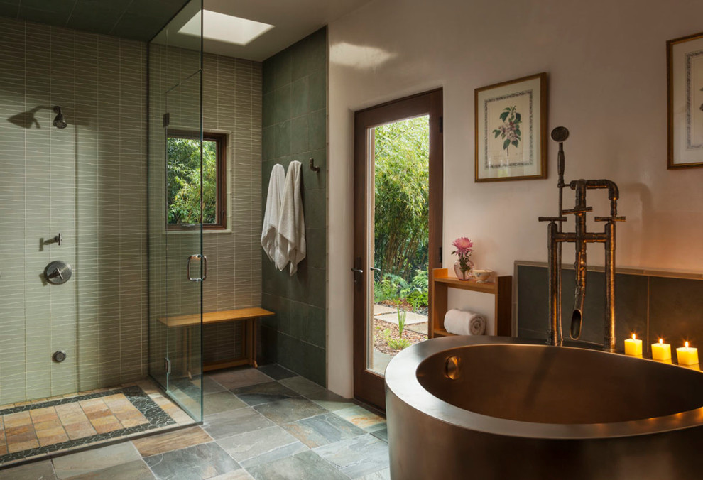 Foto på ett mellanstort funkis en-suite badrum, med ett fristående badkar, en kantlös dusch, stenkakel, vita väggar och skiffergolv