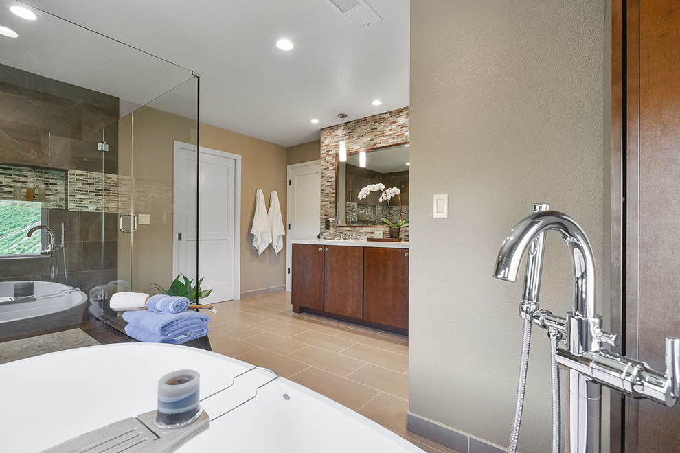 Источник вдохновения для домашнего уюта: главная ванная комната в современном стиле с плоскими фасадами, темными деревянными фасадами, отдельно стоящей ванной, угловым душем, унитазом-моноблоком, бежевой плиткой, коричневой плиткой, разноцветной плиткой, желтой плиткой, удлиненной плиткой, коричневыми стенами, полом из керамогранита, врезной раковиной и столешницей из кварцита