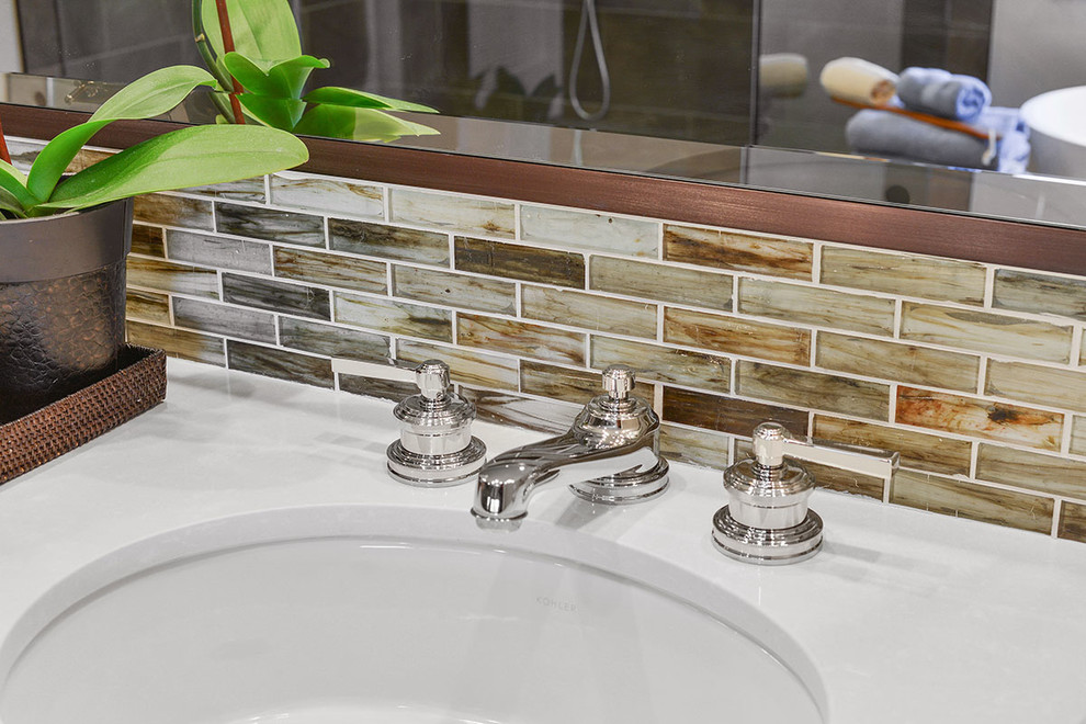 Свежая идея для дизайна: главная ванная комната в современном стиле с плоскими фасадами, темными деревянными фасадами, отдельно стоящей ванной, угловым душем, унитазом-моноблоком, бежевой плиткой, коричневой плиткой, разноцветной плиткой, желтой плиткой, удлиненной плиткой, коричневыми стенами, полом из керамогранита, врезной раковиной и столешницей из кварцита - отличное фото интерьера