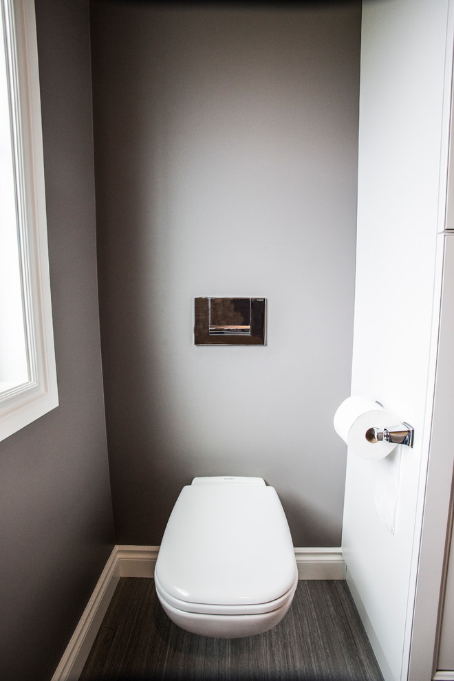 Rustikales Badezimmer mit bodengleicher Dusche, grauen Fliesen, grauer Wandfarbe und Porzellan-Bodenfliesen in Edmonton