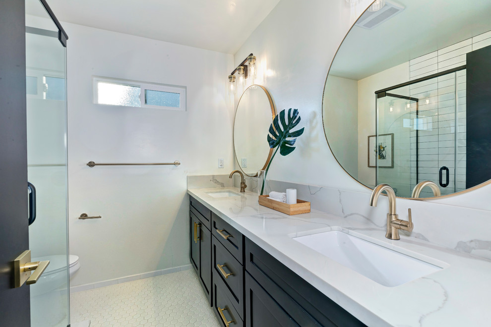 Idéer för vintage grått badrum med dusch, med skåp i shakerstil, svarta skåp, en hörndusch, vit kakel, vita väggar, ett undermonterad handfat, vitt golv och dusch med gångjärnsdörr