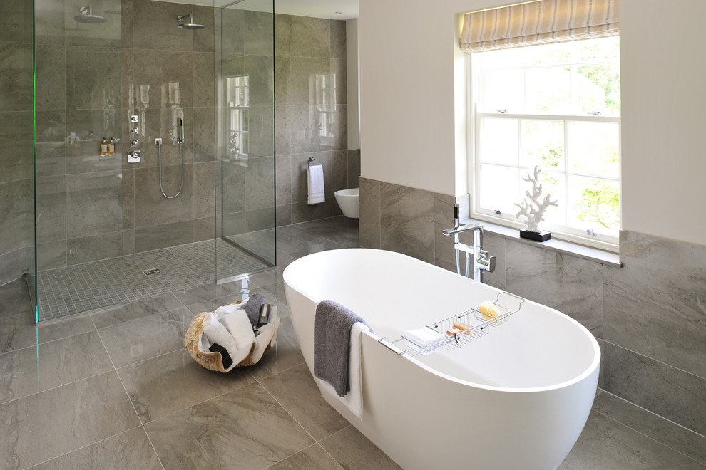 Exempel på ett mellanstort modernt badrum, med ett fristående badkar, vita väggar, brun kakel, porslinskakel, klinkergolv i porslin och brunt golv