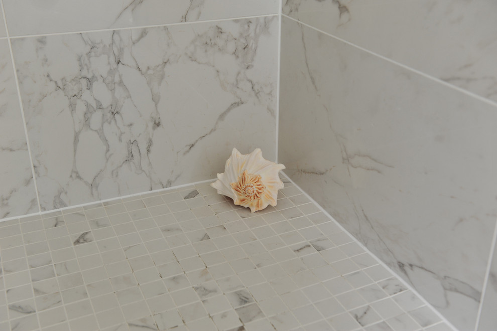 Foto de cuarto de baño actual con baldosas y/o azulejos blancos, baldosas y/o azulejos de porcelana, suelo de baldosas de porcelana y suelo blanco