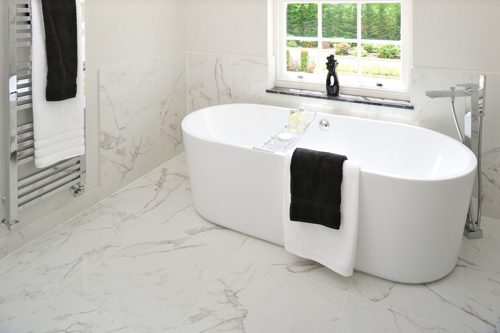 Immagine di una stanza da bagno design con piastrelle bianche, piastrelle in gres porcellanato, pavimento in gres porcellanato e pavimento bianco