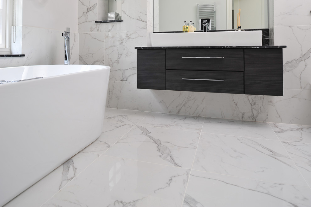 Esempio di una stanza da bagno design con piastrelle bianche, piastrelle in gres porcellanato, pavimento in gres porcellanato e pavimento bianco