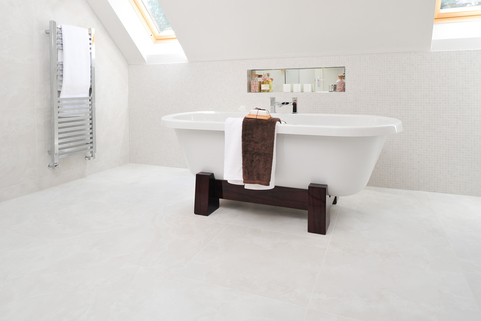 На фото: ванная комната в современном стиле с бежевой плиткой, керамогранитной плиткой, полом из керамогранита и бежевым полом с