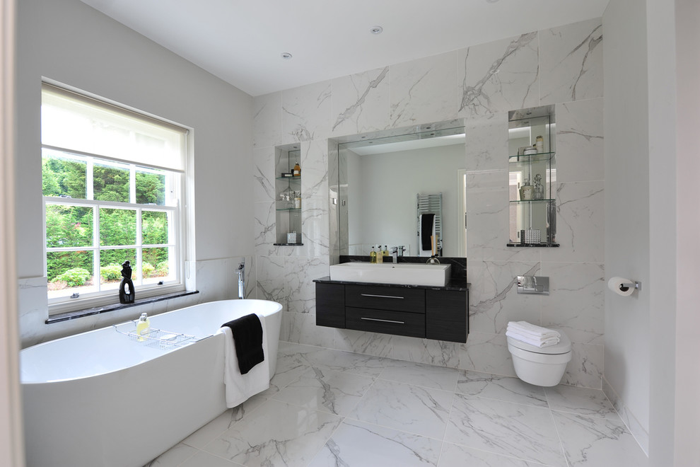 Idee per una stanza da bagno contemporanea con piastrelle bianche, piastrelle in gres porcellanato, pavimento in gres porcellanato e pavimento bianco
