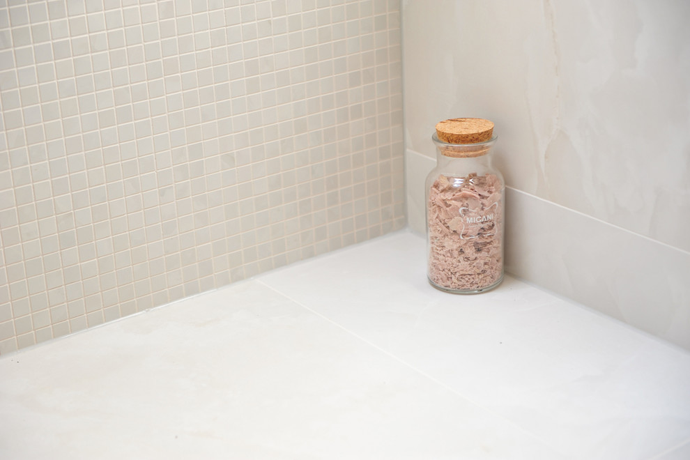 Foto di una stanza da bagno minimal con piastrelle beige, piastrelle in gres porcellanato, pavimento in gres porcellanato e pavimento beige