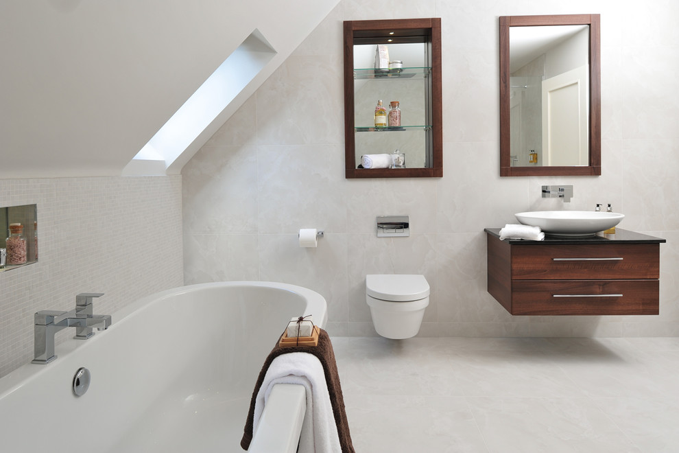 Imagen de cuarto de baño contemporáneo con baldosas y/o azulejos beige, baldosas y/o azulejos de porcelana, suelo de baldosas de porcelana y suelo beige