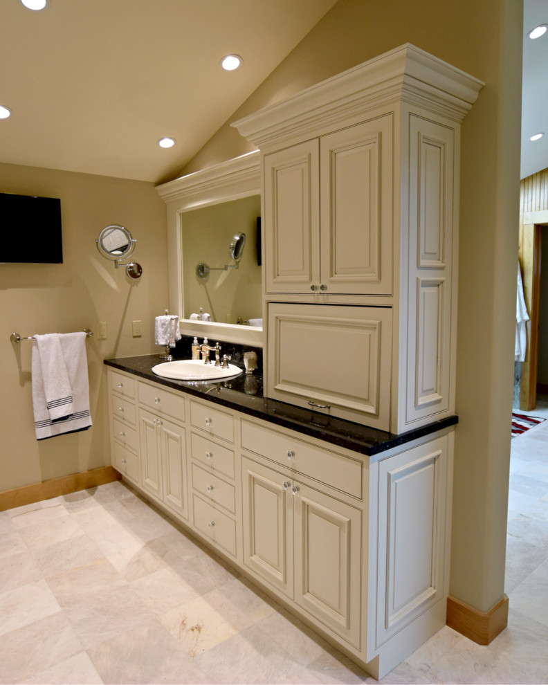 Modelo de cuarto de baño principal clásico renovado con armarios con rebordes decorativos, puertas de armario blancas, paredes beige y lavabo encastrado