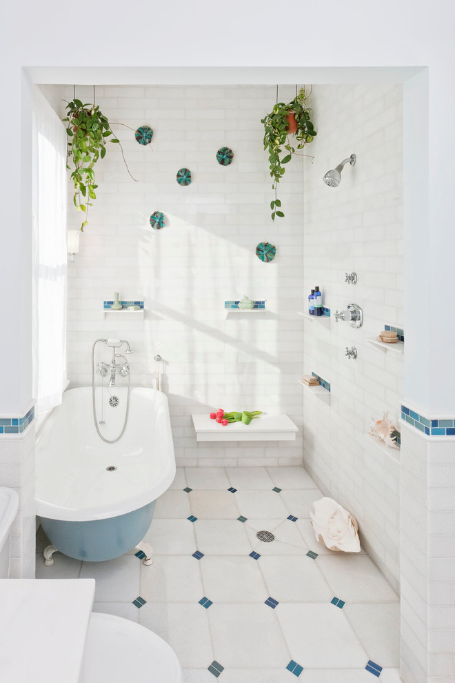 Идея дизайна: ванная комната в классическом стиле с ванной на ножках, открытым душем и открытым душем