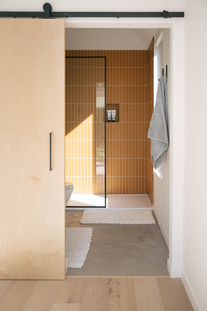 Источник вдохновения для домашнего уюта: ванная комната в скандинавском стиле с желтой плиткой и стеклянной плиткой