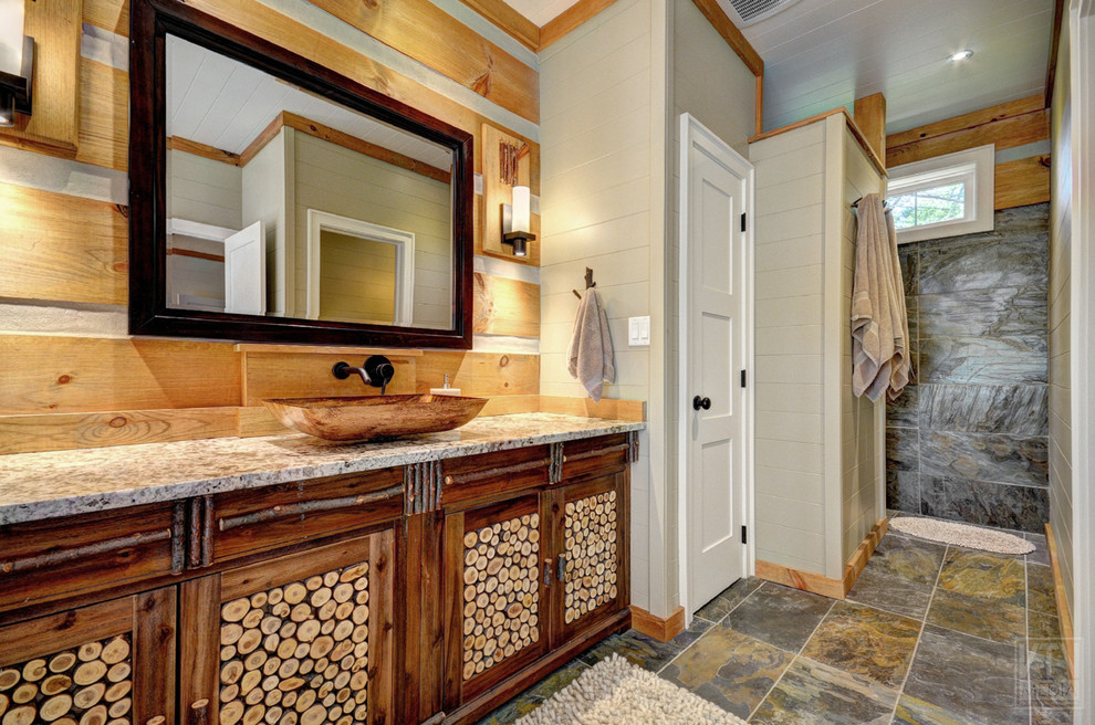 Ejemplo de cuarto de baño principal rural de tamaño medio con bañera encastrada, suelo de pizarra, lavabo sobreencimera y encimera de granito