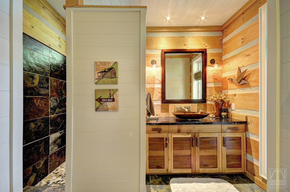 Inspiration för mellanstora rustika badrum, med skåp i mellenmörkt trä, skiffergolv, ett fristående handfat och granitbänkskiva
