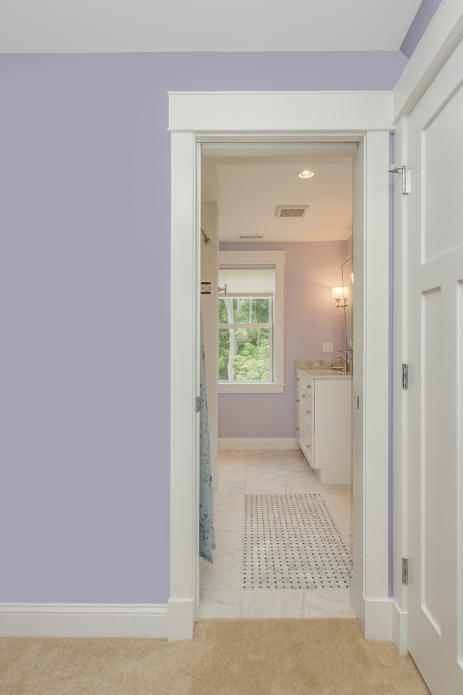 Bild på ett litet vintage badrum för barn, med släta luckor, vita skåp, ett badkar i en alkov, en dusch/badkar-kombination, vit kakel, tunnelbanekakel, lila väggar, marmorgolv, ett undermonterad handfat, marmorbänkskiva, vitt golv och dusch med duschdraperi
