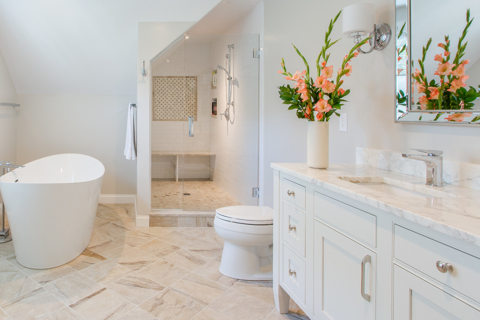 Пример оригинального дизайна: главная ванная комната среднего размера с фасадами с декоративным кантом, белыми фасадами, отдельно стоящей ванной, душем в нише, унитазом-моноблоком, белой плиткой, мраморной плиткой, серыми стенами, полом из керамогранита, врезной раковиной, мраморной столешницей, разноцветным полом и душем с распашными дверями