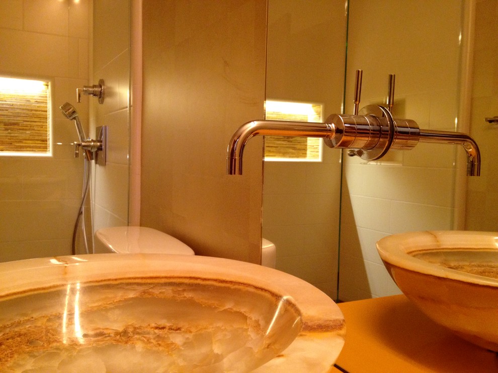 Idee per una stanza da bagno con doccia minimal di medie dimensioni con ante in stile shaker, ante in legno scuro, doccia alcova, WC monopezzo, piastrelle beige, pareti beige e lavabo a bacinella