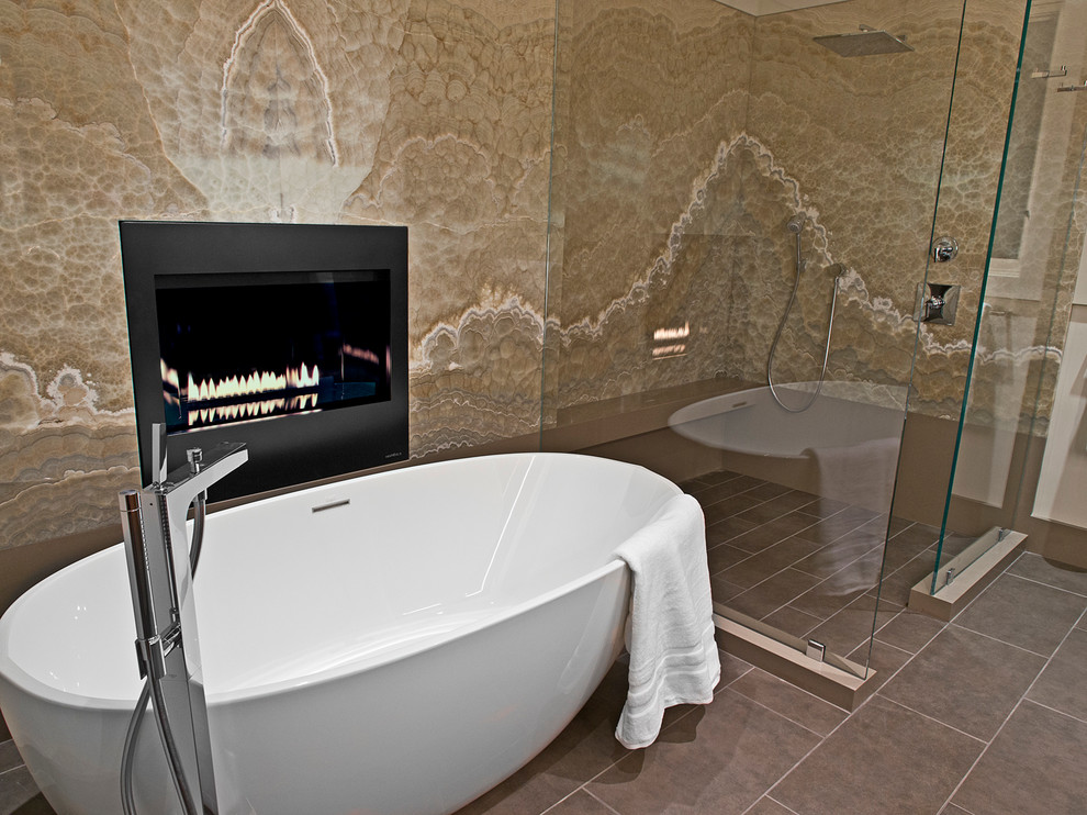 Diseño de cuarto de baño principal contemporáneo grande con bañera exenta, ducha empotrada, baldosas y/o azulejos marrones, baldosas y/o azulejos grises y paredes beige