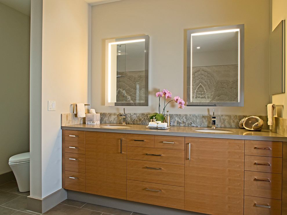 Ispirazione per una stanza da bagno padronale design con ante lisce, ante in legno scuro, WC monopezzo, piastrelle grigie e pareti beige
