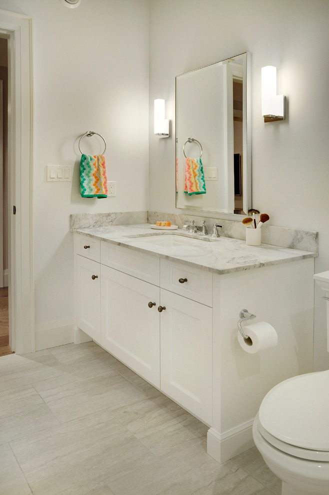 Mittelgroßes Klassisches Badezimmer mit Unterbauwaschbecken, Schrankfronten im Shaker-Stil und weißen Schränken in Toronto