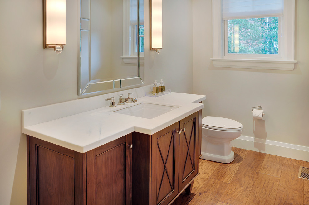 Foto di una stanza da bagno con doccia classica di medie dimensioni con lavabo sottopiano, consolle stile comò, ante in legno scuro, top in marmo e pavimento in legno massello medio