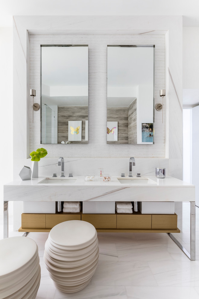 Modern inredning av ett vit vitt badrum, med ett undermonterad handfat och vitt golv