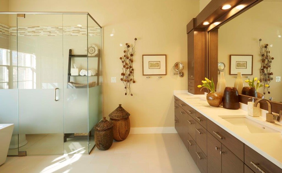 Источник вдохновения для домашнего уюта: большая главная ванная комната в стиле модернизм с плоскими фасадами, темными деревянными фасадами, отдельно стоящей ванной, разноцветной плиткой, удлиненной плиткой, столешницей из искусственного камня, угловым душем, желтыми стенами, полом из керамогранита и врезной раковиной