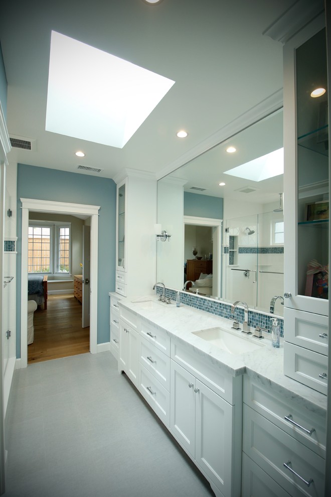 Idee per una stanza da bagno padronale stile marino di medie dimensioni con ante in stile shaker, ante bianche, piastrelle blu, piastrelle di vetro, top in marmo, porta doccia a battente, pareti blu, lavabo sottopiano, pavimento grigio e top bianco