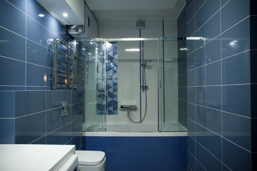 Inspiration pour une petite salle de bain principale vintage avec un lavabo intégré, un plan de toilette en quartz, une baignoire posée, un combiné douche/baignoire, WC suspendus, un carrelage bleu, des carreaux de céramique, un mur bleu et un sol en carrelage de céramique.
