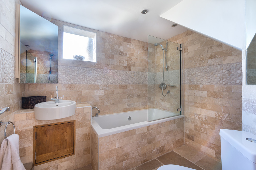 Ejemplo de cuarto de baño contemporáneo pequeño con lavabo con pedestal, ducha doble, baldosas y/o azulejos beige, baldosas y/o azulejos de cerámica, suelo de baldosas de cerámica y aseo y ducha