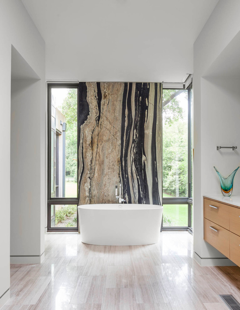 Идея дизайна: главная ванная комната в современном стиле с плоскими фасадами, светлыми деревянными фасадами, отдельно стоящей ванной и белыми стенами