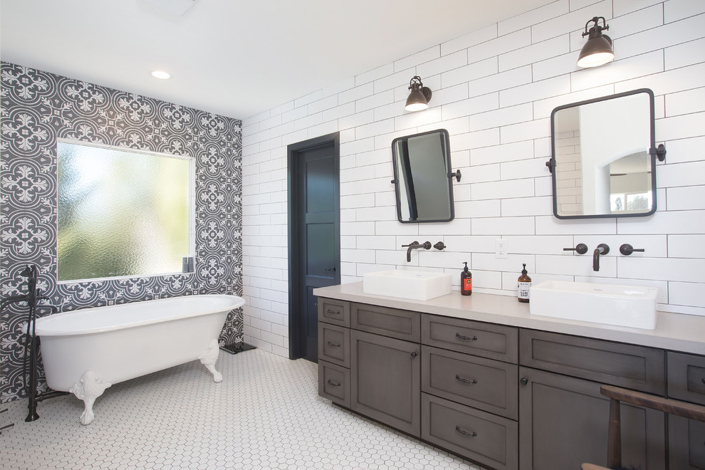 Idéer för att renovera ett stort lantligt en-suite badrum, med luckor med infälld panel, grå skåp, ett badkar med tassar, vit kakel, tunnelbanekakel, vita väggar, mosaikgolv, ett fristående handfat, bänkskiva i kvarts och vitt golv
