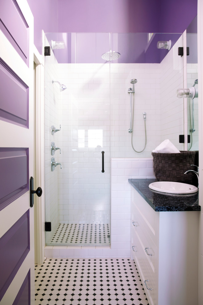 Пример оригинального дизайна: ванная комната среднего размера в стиле неоклассика (современная классика) с фасадами с утопленной филенкой, белыми фасадами, душем в нише, белой плиткой, плиткой кабанчик, фиолетовыми стенами, полом из керамогранита, душевой кабиной, накладной раковиной, столешницей из гранита, разноцветным полом и душем с распашными дверями