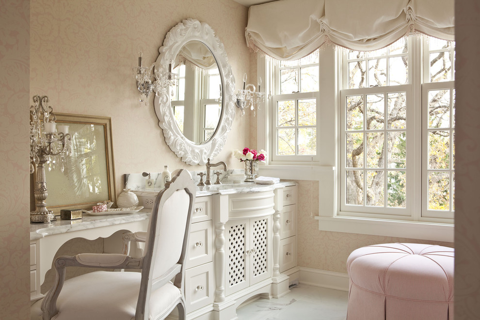 Exemple d'une grande salle de bain principale romantique avec un placard en trompe-l'oeil, des portes de placard blanches, un plan de toilette en marbre, une douche d'angle, un mur rose et un sol en marbre.