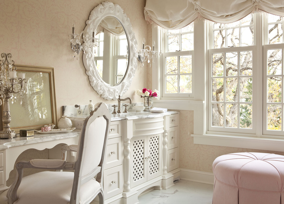 Modelo de cuarto de baño principal romántico grande con armarios tipo mueble, puertas de armario blancas, encimera de mármol, ducha esquinera, paredes rosas y suelo de mármol