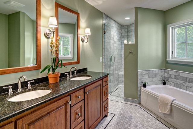 Idée de décoration pour une grande douche en alcôve principale craftsman en bois foncé avec un placard en trompe-l'oeil, une baignoire en alcôve, un carrelage gris, un carrelage blanc, du carrelage en marbre, un mur vert, un sol en marbre, un lavabo encastré, un plan de toilette en granite, un sol multicolore, une cabine de douche à porte battante et un plan de toilette noir.