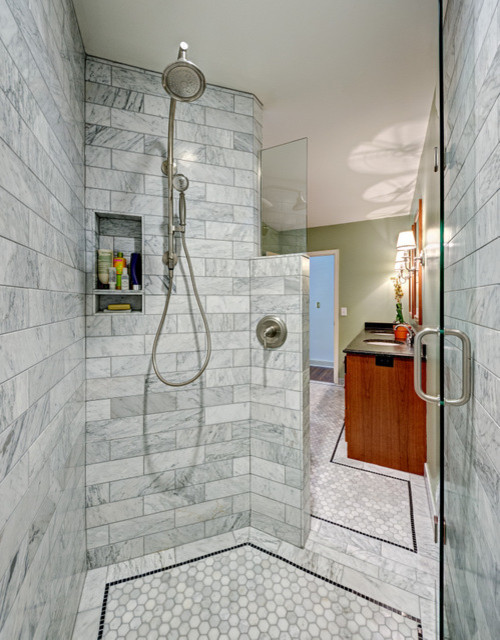Стильный дизайн: большая главная ванная комната в стиле кантри с фасадами островного типа, темными деревянными фасадами, ванной в нише, душем в нише, серой плиткой, белой плиткой, мраморной плиткой, зелеными стенами, мраморным полом, врезной раковиной, столешницей из гранита, разноцветным полом, душем с распашными дверями и черной столешницей - последний тренд