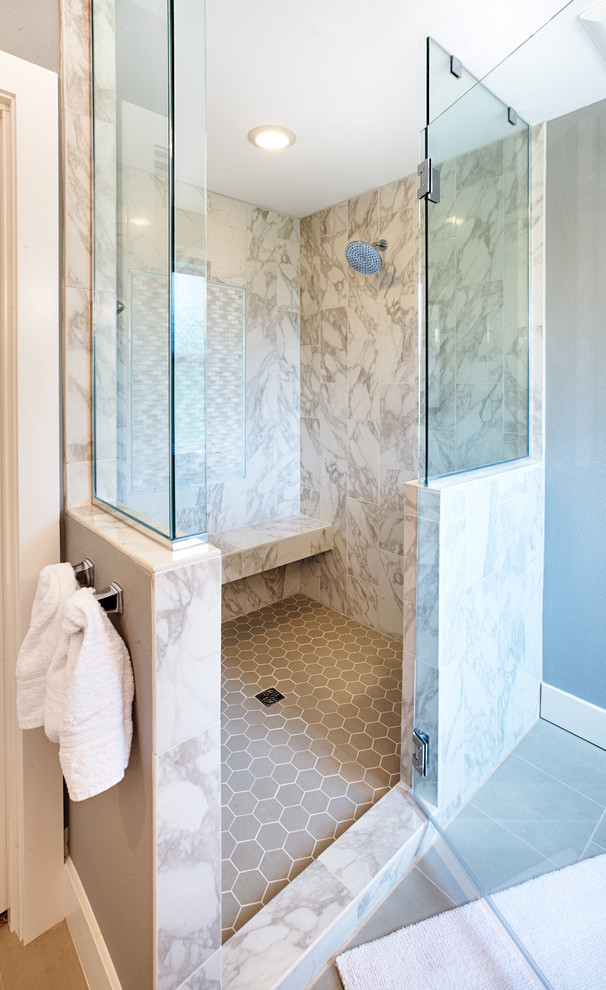 Foto di una stanza da bagno padronale classica di medie dimensioni con doccia alcova e porta doccia a battente