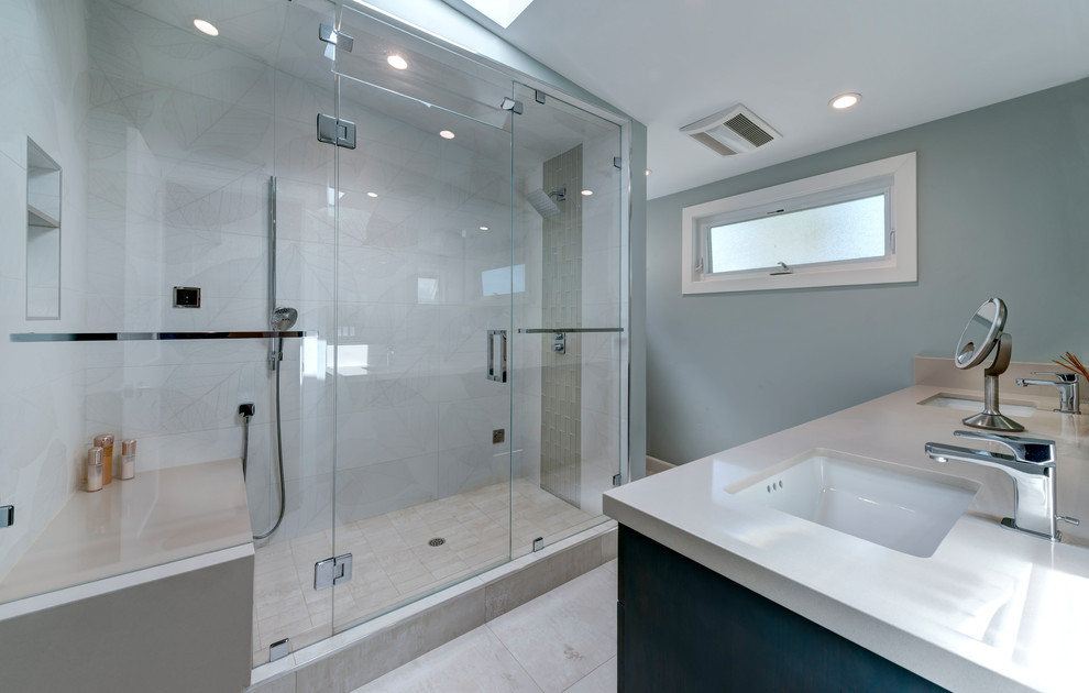 Inspiration för små moderna vitt en-suite badrum, med en kantlös dusch, beige kakel, grå väggar, klinkergolv i keramik, ett nedsänkt handfat, beiget golv och dusch med gångjärnsdörr