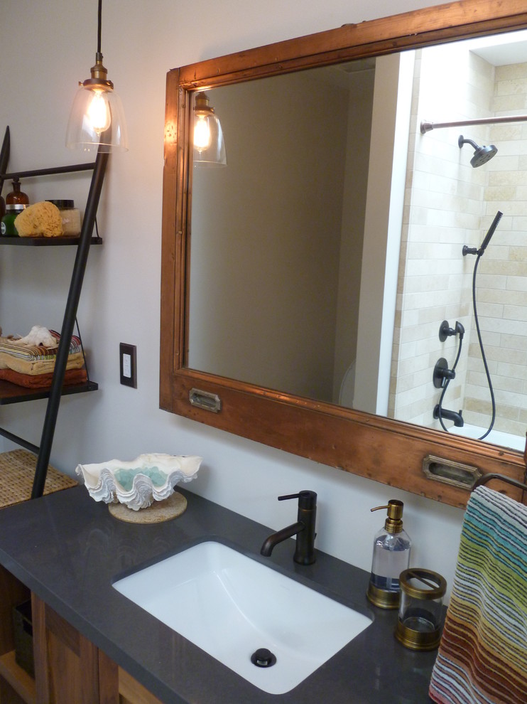 Exemple d'une petite salle d'eau chic en bois brun avec un lavabo encastré, un placard en trompe-l'oeil, un plan de toilette en granite, une baignoire en alcôve, un combiné douche/baignoire, WC séparés, un carrelage beige, un carrelage de pierre et un mur gris.