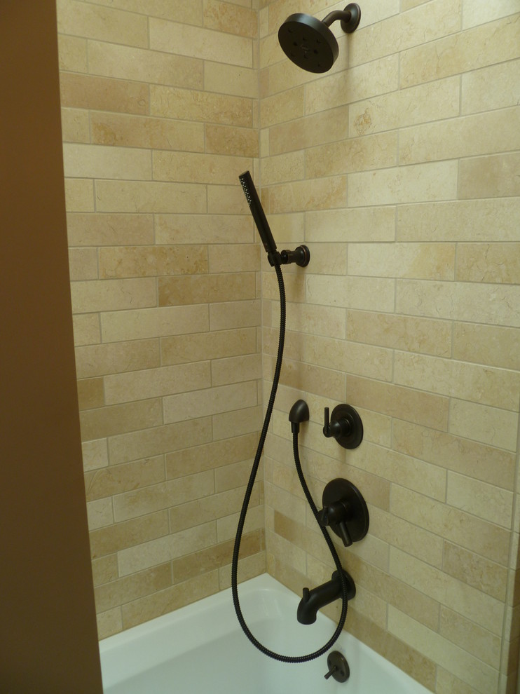Inspiration för små eklektiska badrum med dusch, med ett undermonterad handfat, möbel-liknande, skåp i mellenmörkt trä, granitbänkskiva, ett badkar i en alkov, en dusch/badkar-kombination, en toalettstol med separat cisternkåpa, beige kakel, stenkakel och grå väggar