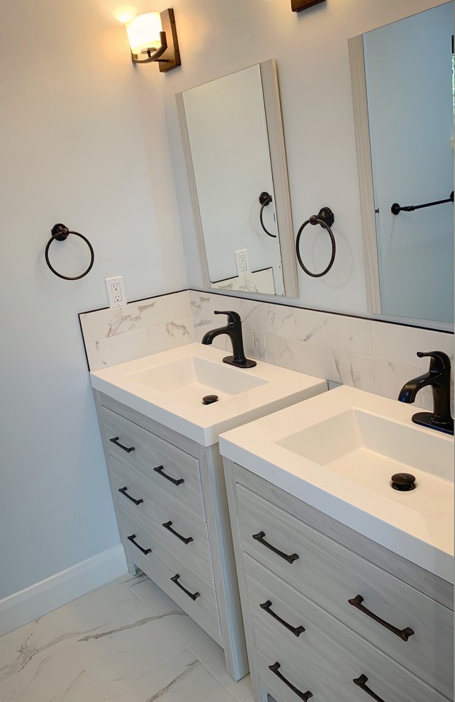 Exempel på ett mellanstort klassiskt vit vitt badrum med dusch, med släta luckor, vita skåp, vit kakel, marmorkakel, marmorgolv, ett integrerad handfat och bänkskiva i akrylsten