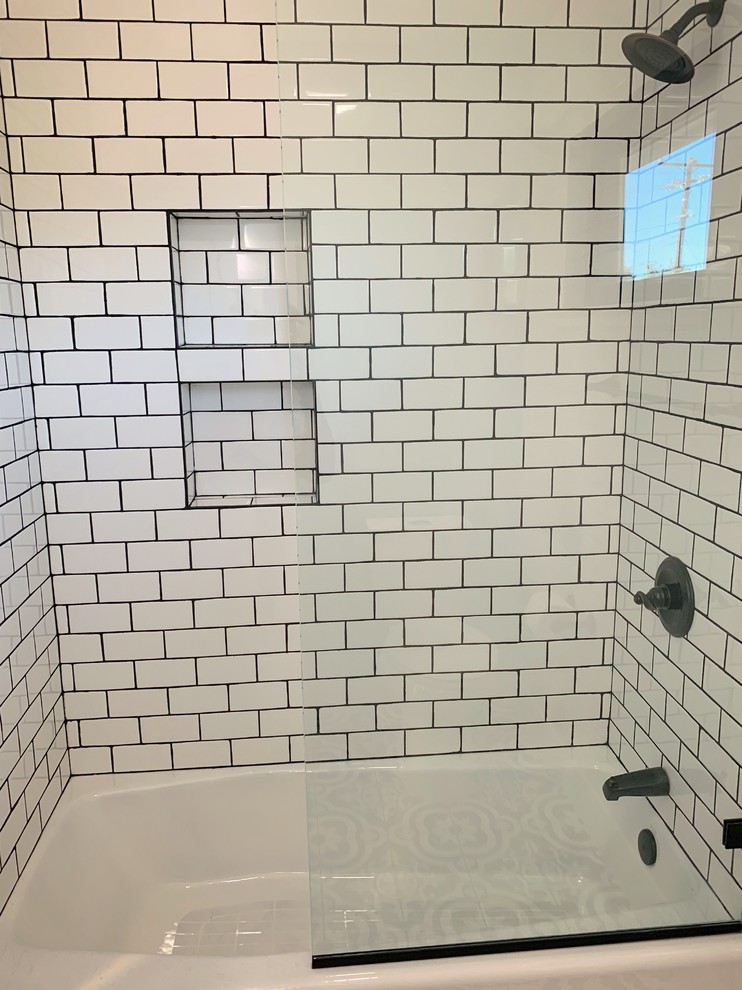 Idéer för att renovera ett litet vintage vit vitt badrum med dusch, med släta luckor, vita skåp, en dusch i en alkov, vit kakel, tunnelbanekakel, skiffergolv, ett integrerad handfat, bänkskiva i akrylsten och med dusch som är öppen