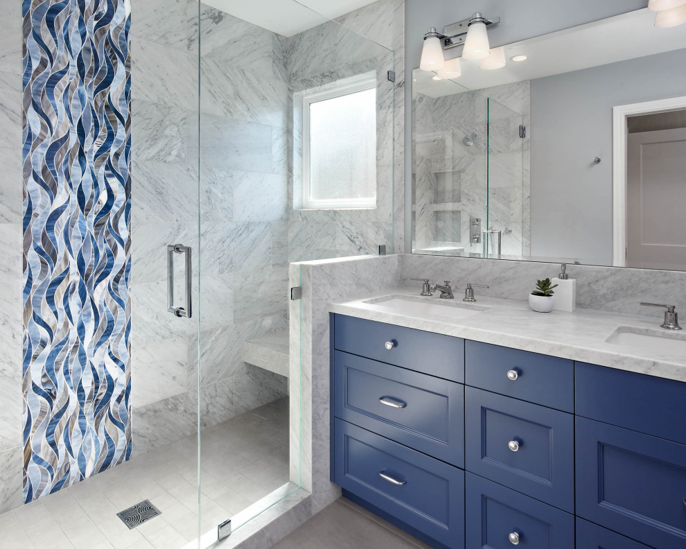 На фото: главная ванная комната среднего размера в стиле неоклассика (современная классика) с фасадами в стиле шейкер, синими фасадами, раздельным унитазом, серой плиткой, мраморной плиткой, серыми стенами, полом из керамогранита, врезной раковиной, мраморной столешницей, серым полом, душем с распашными дверями, серой столешницей и душем в нише